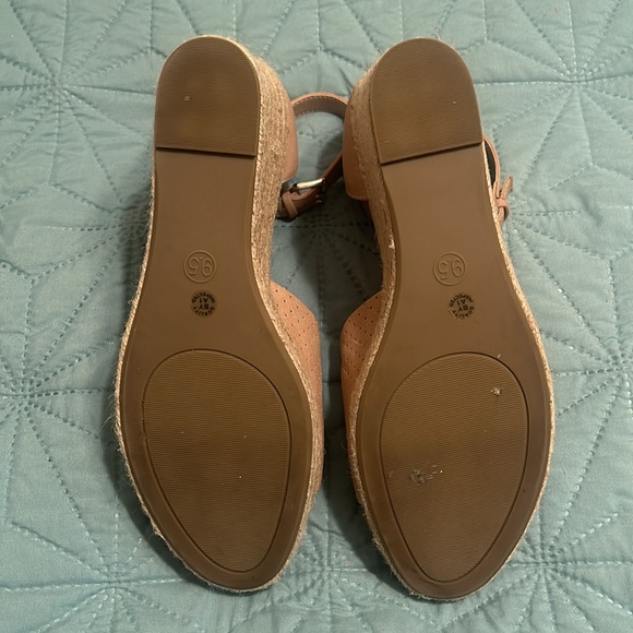 LIKE NEW! a.n.a. 3.5" wedge Brenda sandal in beige/light pink 9M w/ ankle strap - Picture 9 of 14